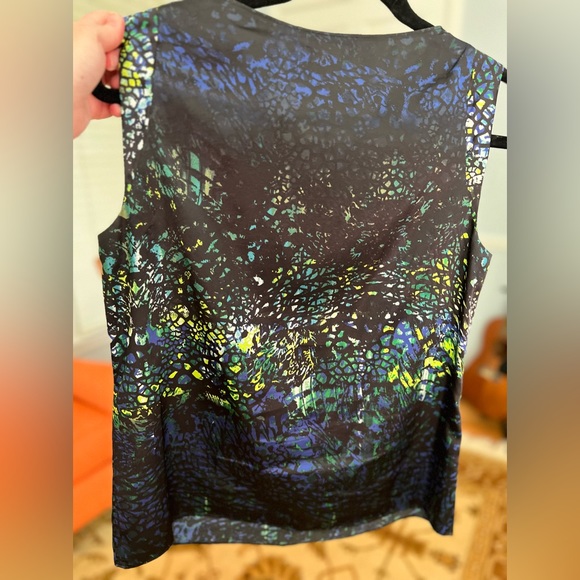 Tahari sleeveless blouse.Great condition. Fits like XS. - Picture 5 of 7